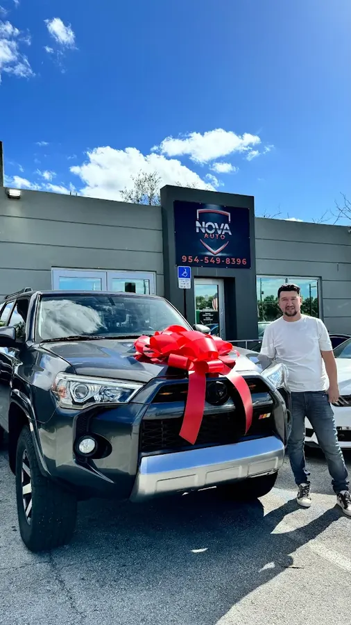 Cliente feliz recibiendo su Toyota 4Runner en Nova Auto